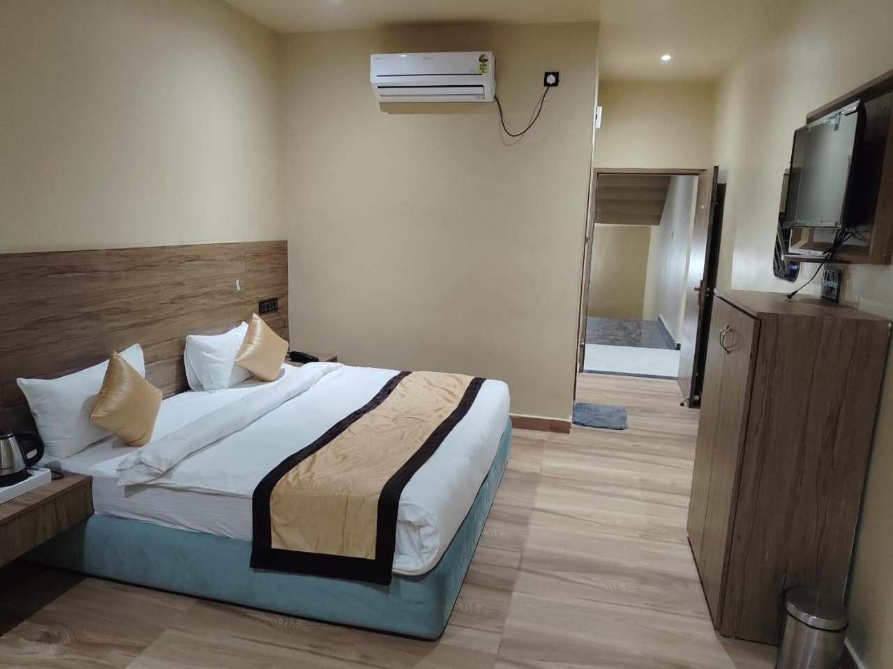 The Velvet Sky Hotel & Resort Bahraich Exterior foto