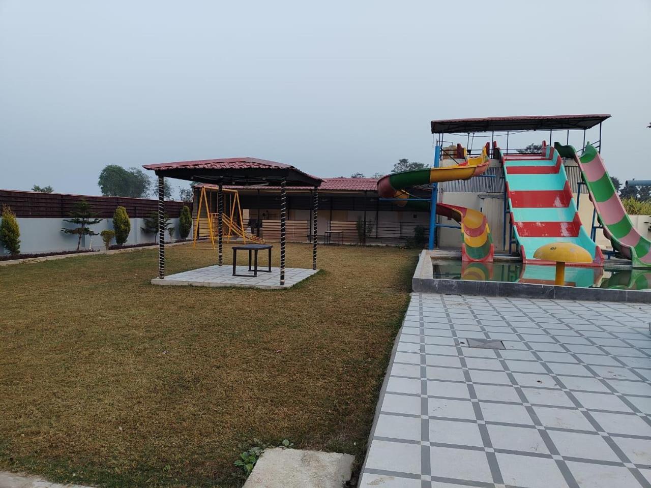 The Velvet Sky Hotel & Resort Bahraich Exterior foto