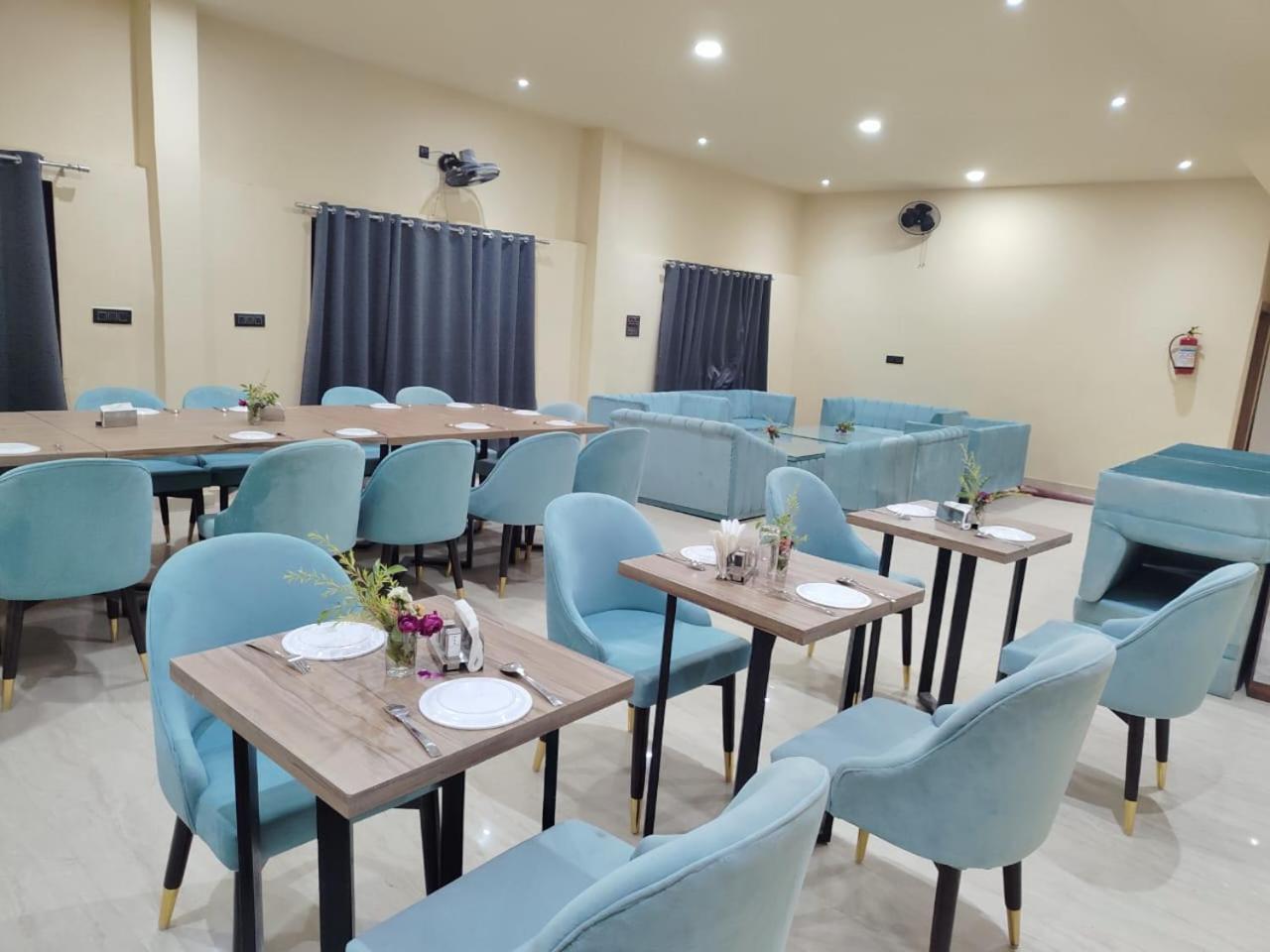 The Velvet Sky Hotel & Resort Bahraich Exterior foto