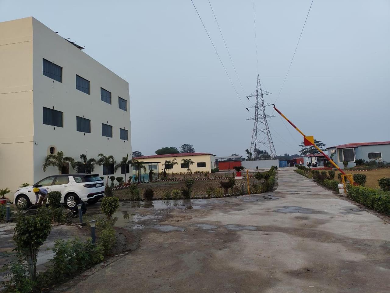 The Velvet Sky Hotel & Resort Bahraich Exterior foto