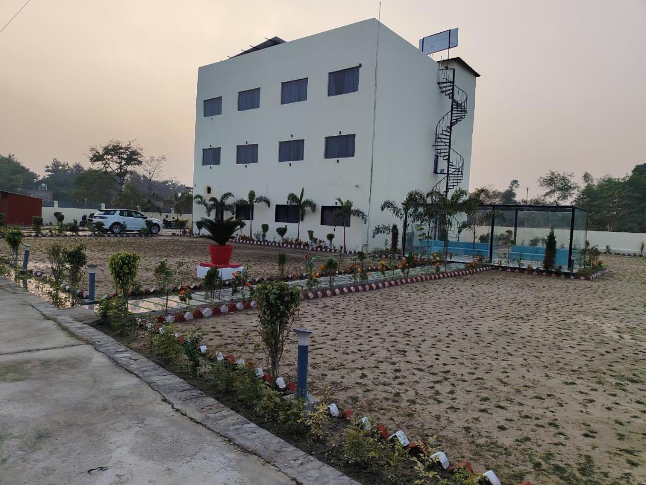 The Velvet Sky Hotel & Resort Bahraich Exterior foto